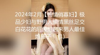 剧情两个大汉冲进房间，绑住老公面前干老婆，前后夹击操逼，按住一顿输出，让老哥看着被狠狠干