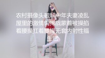 花裙性感美少妇和家人逛公园看长相就是骚骚的薄丝花边天蓝透明内裤包裹肉臀很诱惑