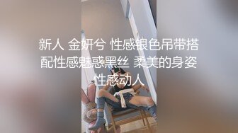 两个高颜值萌妹子双飞啪啪，连体网袜抬腿侧入搞完再留一个妹子继续操