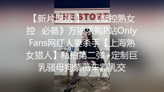 帅气小伙双飞两位熟女大姐全程露脸，躺在床上享受大姐的口活激情上位，轮草两女大奶子乱晃