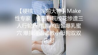 周末去表姐家串门,表姐洗完澡穿着睡衣坐在沙发上玩手机,竟然没穿内裤