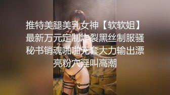 黑色网袜骚女，张开双腿揉搓骚穴，撩起裙子拉着手后入