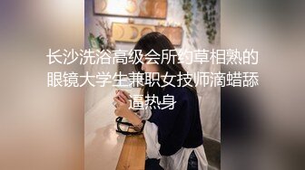 【熟女控】性感妖媚级别少妇，情趣小内衣，闺房里穿上开心露出小骚穴，揉奶，脸上乐开花！