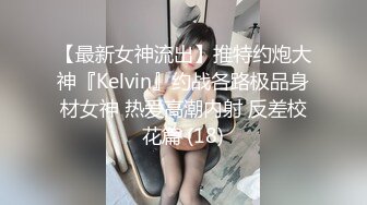 《极品CP??魔手外购》正版2K近景热闹商场女厕刁钻位置偸拍超多小姐姐方便，能看脸又能看私处，浓浓分泌物挂逼上不掉