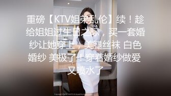 淫荡的电信客服终于拿下同事小哥，帅气小伙跟骚逼少妇厕所内激情啪啪，口交大鸡巴被小哥后入抽插自慰骚逼