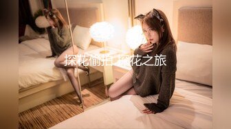 餐厅女厕偷拍破洞牛仔裤美女的小嫩鲍鱼