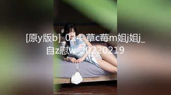 【新速片遞】 眼镜美眉 撅着屁屁被女友后入猛怼 操的眼镜都快掉了 撸射嘴巴起来鸡鸡 表情诱惑 