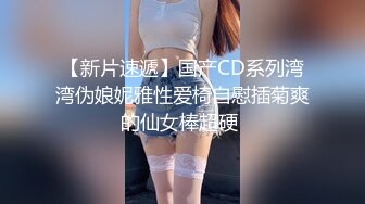 这骚男的周末过的很性福啊让人羡慕嫉妒恨 女友和闺蜜三人坐沙发上不时抠逼揉奶，最后啪啪双飞娇吟销魂