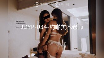 异域风情小女友，可爱性感风，躺在床上玩手机