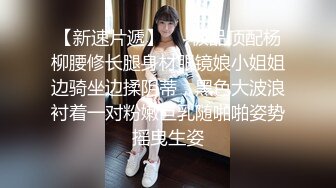 官方售价39元❤️一对好闺蜜一起逛街被一箭双雕抄底黑裙美女穿着紫色花内勒出深深屁股缝