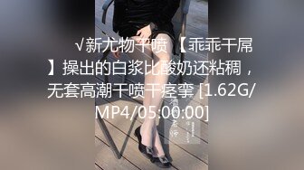 想找老板娘报账 看到她在查库存 去帮忙没想到竟然没穿内裤!1