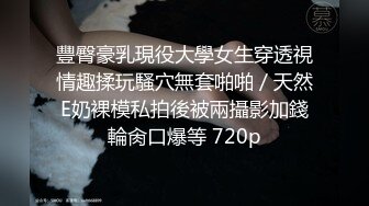 年龄不大却很骚00后嫩妹子，无毛极品肥穴假屌猛捅，骑乘抽插高潮出水，掰穴特写扣弄，小穴很紧致淫骚