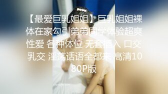  全网我最骚丰乳肥臀骚女独自在家自慰，拿出假屌深喉交舔弄，毛毛浓密张开双腿掰穴