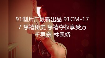 爆乳粉穴眼镜美妞，全裸双指扣逼，真的很敏感，白浆不断流出，搞得小穴湿湿