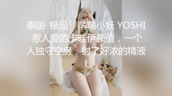 两女一男小少妇户外野战路边口交后入，搞一会来人回车上，手指扣逼掰穴特写，留了很多水骚的很近距离特写非常诱人