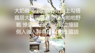 大神说服老婆3P看自己老婆被单男压在身下 老公在一边拍视频，稀有露脸！围观一下娇妻是如何被单男爆操的！