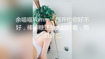 丰满的嫂子特别有女人味，想怎么操都行，刮过逼毛玩骚逼，再玩屁眼，玩的越狠她越兴奋这时候在床上被操的女人，已经顾不了回去怎么和她老公交代，身体早已控制不住