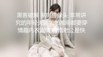 服装店轻熟少妇，没顾客脱掉奶罩在店里上演揉奶呻吟，脚丫子嫩嫩的，足交应该很爽！