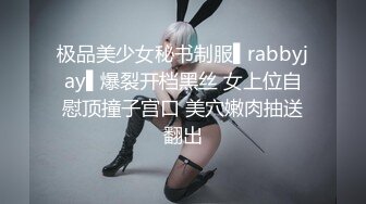 眼镜骚男又来保健推屁股按摩完再打飞机，大白美乳漂亮妹子边摸奶边撸管