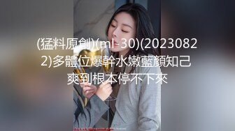 开档肉丝高跟诱惑轻熟女的精彩表演，玩的开说话骚听指挥，揉奶玩逼道具抽插浪叫呻吟不断，伸着舌头要舔鸡巴