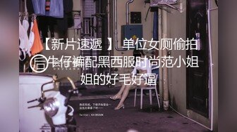 粉色超短吊带裙美女 拍照打卡在男友的镜头前变换姿势拍照却没有发现自己脚下也有一个镜头对准了自己的裙底风光