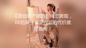 白色毛衣女神掀开小裙子后