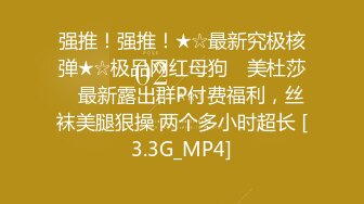  大鸡巴撑爆她的小嘴，边舔边流水，淫声荡语不断给大哥乳交大鸡巴