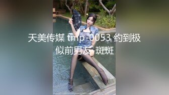 老公拿着单反相机，插入极品老婆的馒头穴