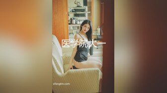 胸前玫瑰纹身红唇骚女大战炮友 深喉插嘴狂操 你JB好硬整根插进去了