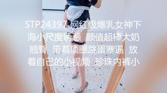 办公楼女厕全景偷拍眼镜女同事连着拍到她两次 (2)