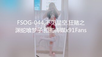 【新片速遞】  水果摊买香蕉的蓝裙美女，内裤裆部竟然是透明的，毛毛清晰可见