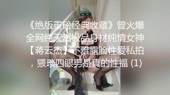 牛仔裤女神，难得露脸，细腰美腿半脱下裤子，手指扣穴水声哗哗，穿上吊带黑丝袜，低低呻吟更是诱惑