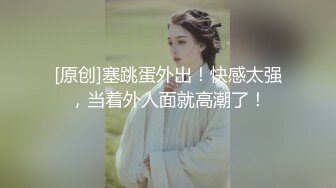 某办公楼厕所门板下看两位刚结婚的小少妇