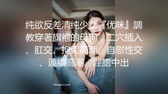 骚骚红唇少妇大白天驾车户外车震，里面穿着情趣装开档黑丝，特写口交深喉舔屌，性感大屁股坐上来整根插入猛操