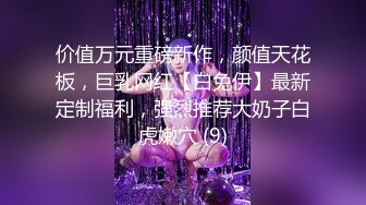 餐厅女厕偷拍破洞牛仔裤美女的小黑鲍