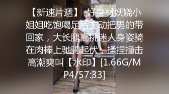 极品尤物网红小姐姐黑框眼镜细腰贫乳美腿，跳蛋塞穴摇摆假屌抽插淫骚直流