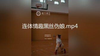 3P前后夹击，边舔屌边被后入，这妹妹有点骚呀