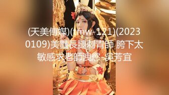 【新片速遞】 黑丝双女激情大秀开草表演，这娘们比男人草逼还猛呢，双头道具插入逼逼夹紧了猛插，多体位爆草浪叫呻吟不止