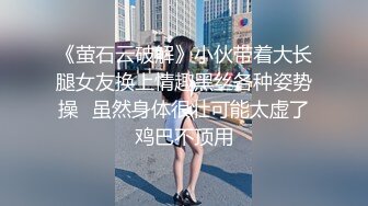 齐逼牛仔短裤黑丝骚女，舔屌足交一脸享受，脱下黑丝掰穴扣弄，操到高潮出水又干了好厉害