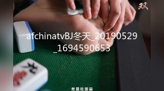 【新片速遞】【JK装极品萝莉】顶级肥臀开档黑丝，反差清纯又很骚 ，特写大屁股套弄 ，操的直浪叫 ，无毛小穴被大屌撑开 ，一下下撞击